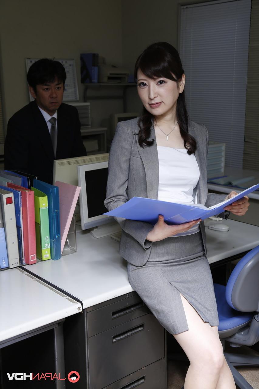 15P Der japanische Sekretär Noeru Mitsushima modelliert nach Feierabend Geschäftskleidung