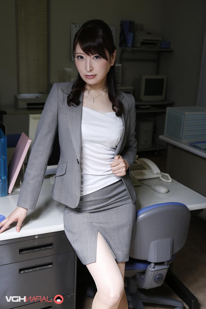 15P Der japanische Sekretär Noeru Mitsushima modelliert nach Feierabend Geschäftskleidung
