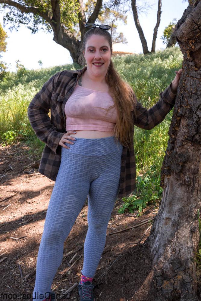 15P La amateur con curvas Lana Del Lust expone sus grandes tetas caídas y su gran culo en la naturaleza