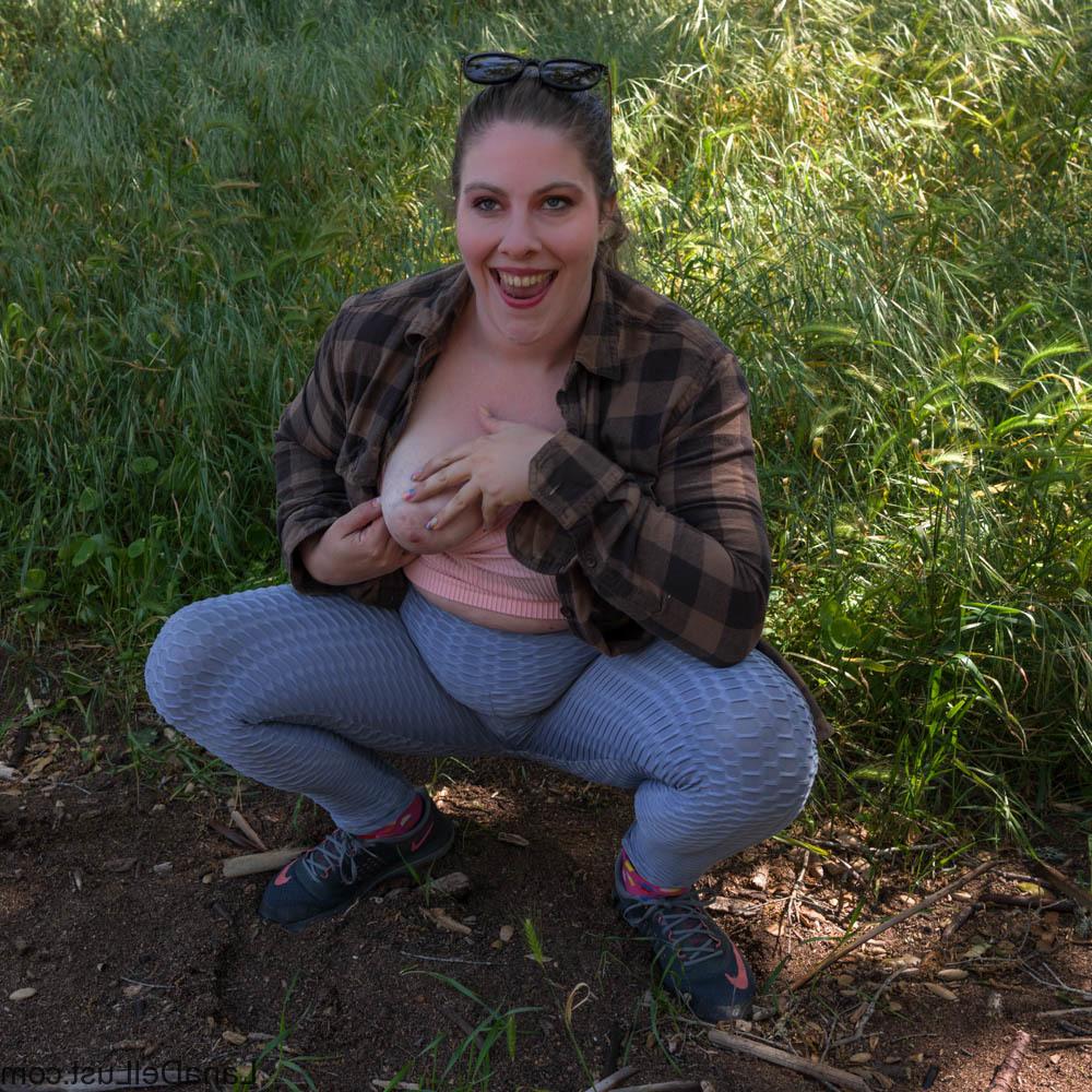 15P La amateur con curvas Lana Del Lust expone sus grandes tetas caídas y su gran culo en la naturaleza