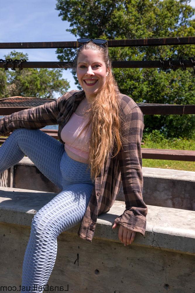 15P La amateur con curvas Lana Del Lust expone sus grandes tetas caídas y su gran culo en la naturaleza