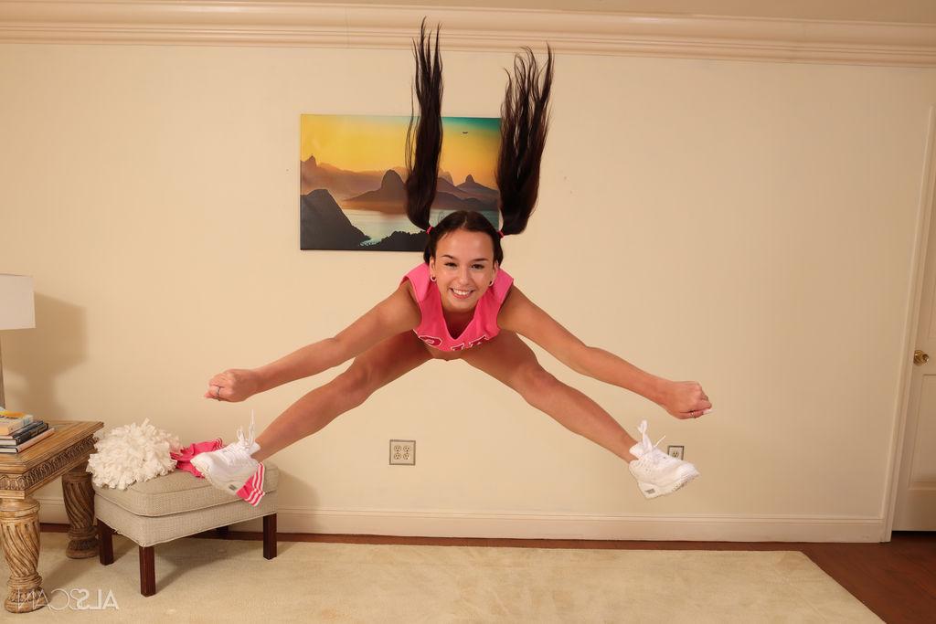 16P Die brünette Cheerleaderin Dakota Tyler zeigt ihre Flexibilität, bevor sie sich auszieht