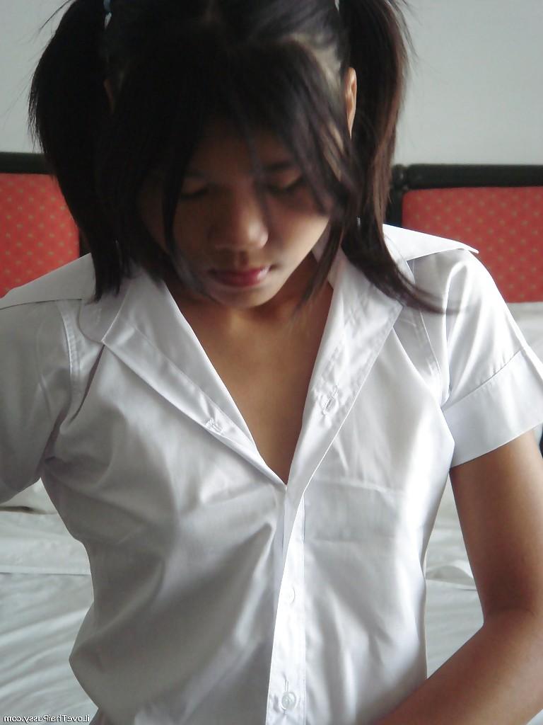 16P Cutie asiática em mini-saia e meias tirando a roupa e brincando com um vibrador