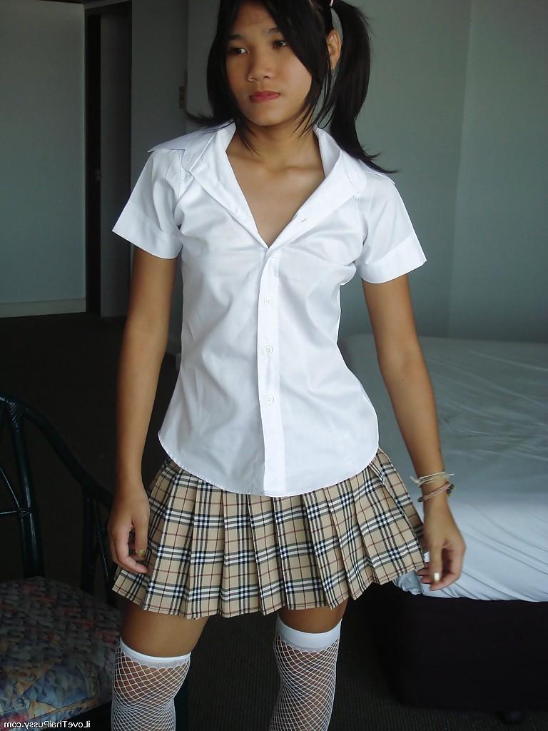 16P Cutie asiática em mini-saia e meias tirando a roupa e brincando com um vibrador