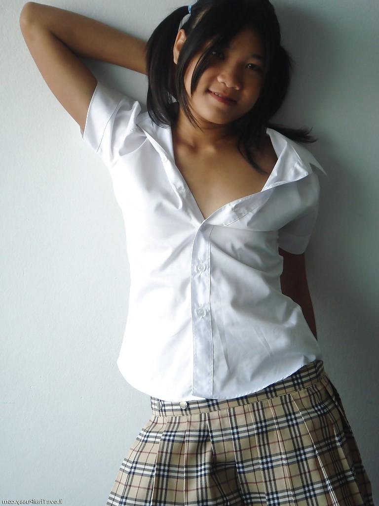 16P Cutie asiática em mini-saia e meias tirando a roupa e brincando com um vibrador