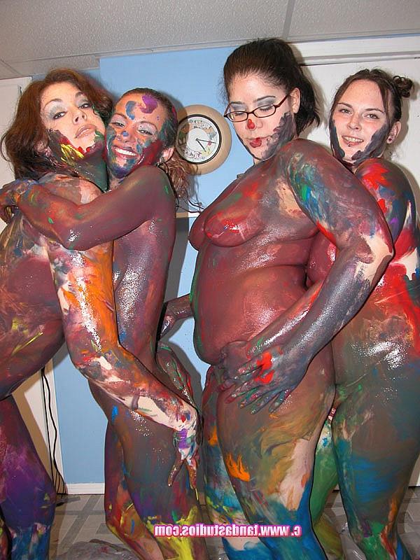 20P Amadores Holly, LuLu Garcia, Madalyn e River Starr pintam os corpos um do outro