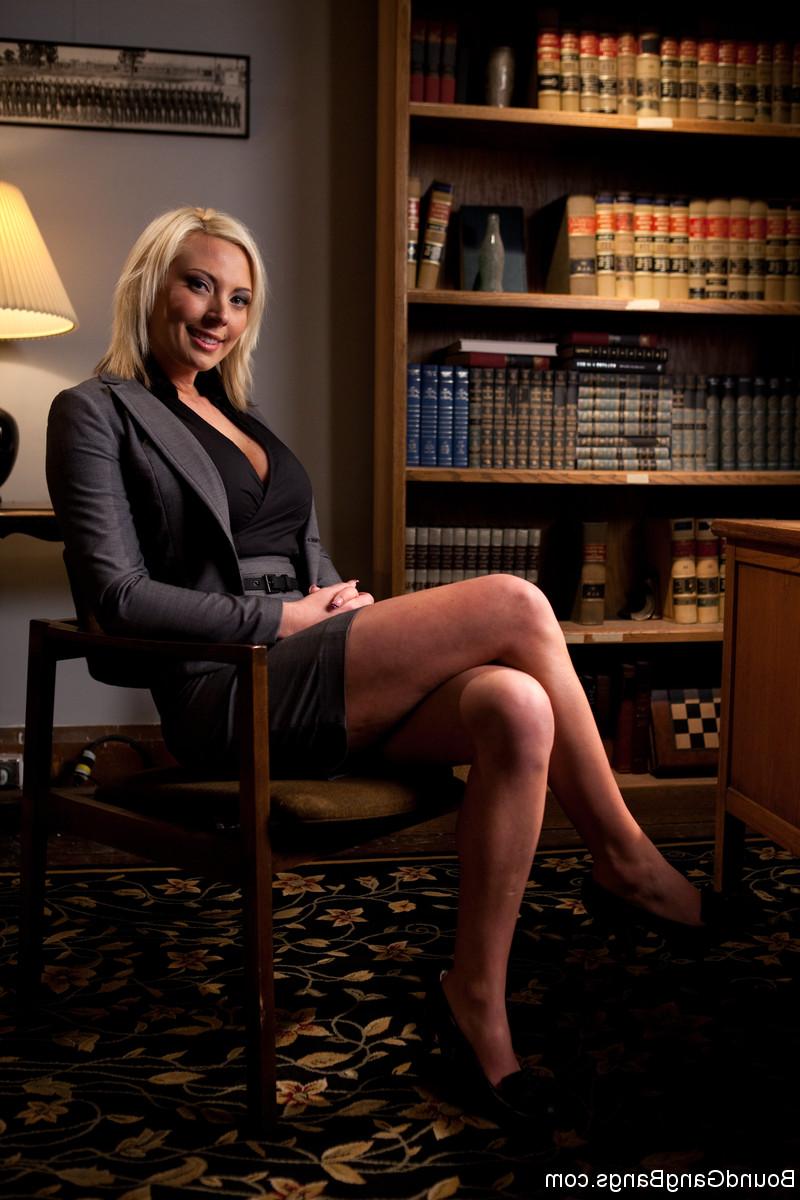 18P Skylar Price es una empresaria rubia de día y una zorra chupapollas de noche