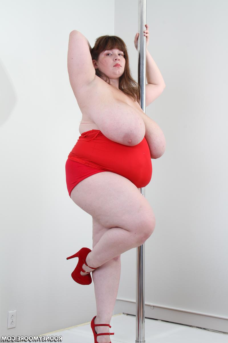 16P SSBBW Lexxxi Lux がハメ撮りフェラの後、ストリッパー プラットフォームで裸になる