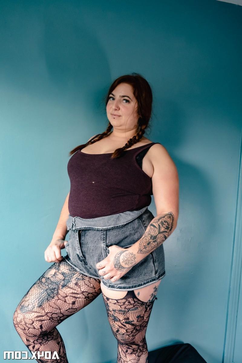 20P Tattooed redhead Amy Lee Jade gives a blowjob before being boned on a bed