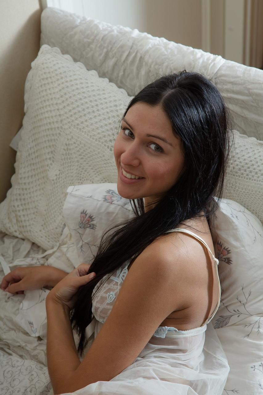 20P Elizabeth, jeune amateur aux petits seins, joue avec un gros vibromasseur.