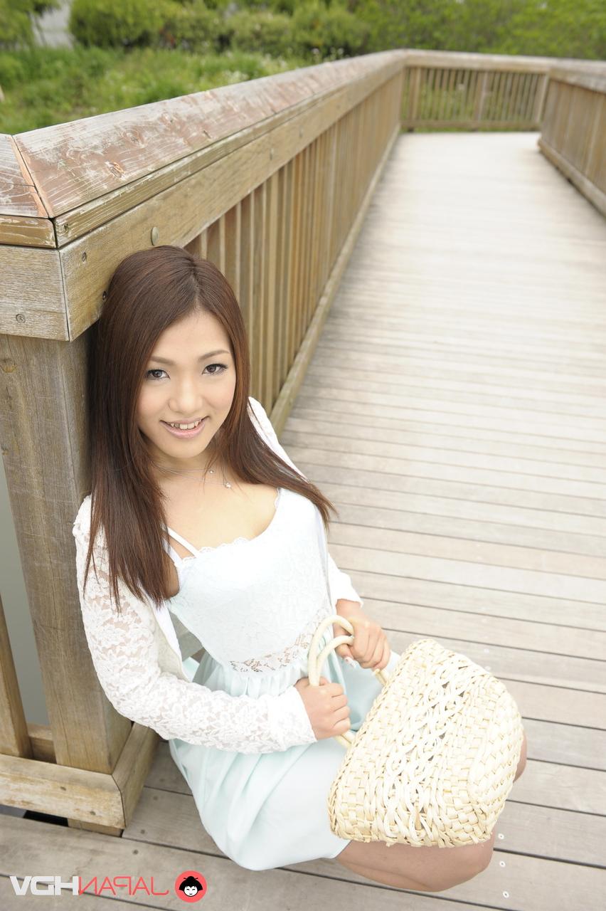15P Linda garota japonesa Kyoka Makimura posa ao ar livre para uma sessão de fotos sem nudez
