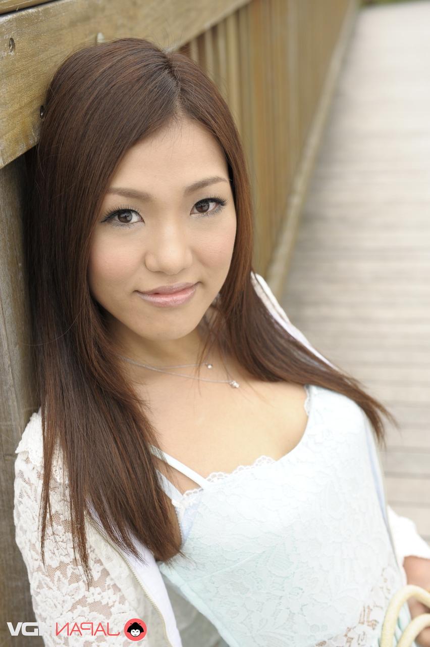 15P Linda garota japonesa Kyoka Makimura posa ao ar livre para uma sessão de fotos sem nudez