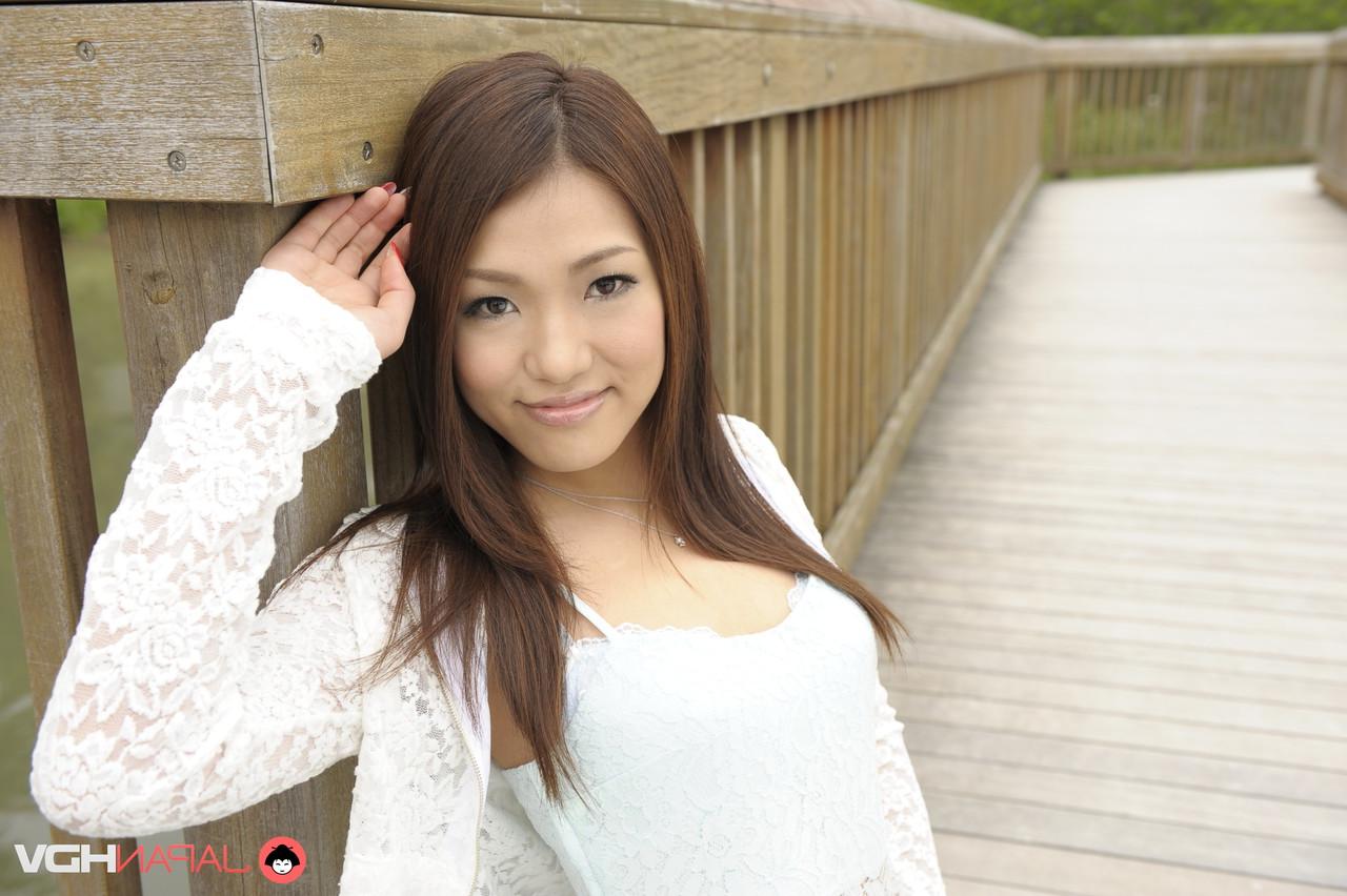 15P Linda garota japonesa Kyoka Makimura posa ao ar livre para uma sessão de fotos sem nudez