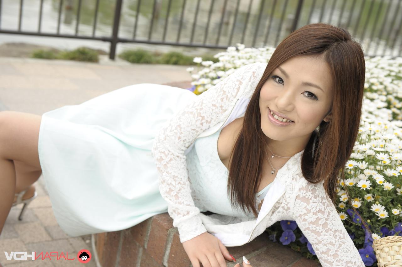 15P Linda garota japonesa Kyoka Makimura posa ao ar livre para uma sessão de fotos sem nudez