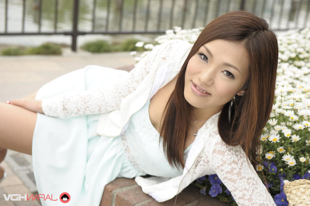 15P Linda garota japonesa Kyoka Makimura posa ao ar livre para uma sessão de fotos sem nudez