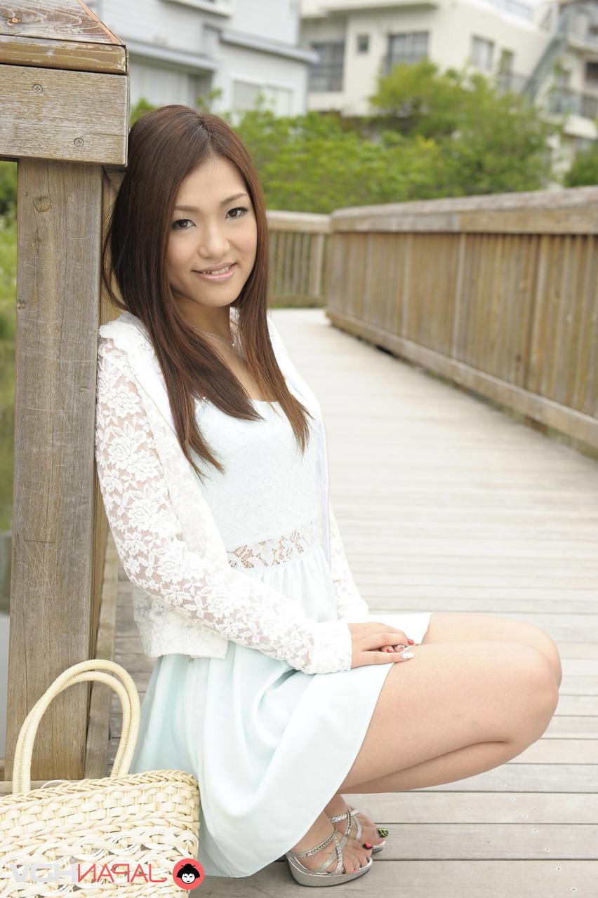 15P Linda garota japonesa Kyoka Makimura posa ao ar livre para uma sessão de fotos sem nudez