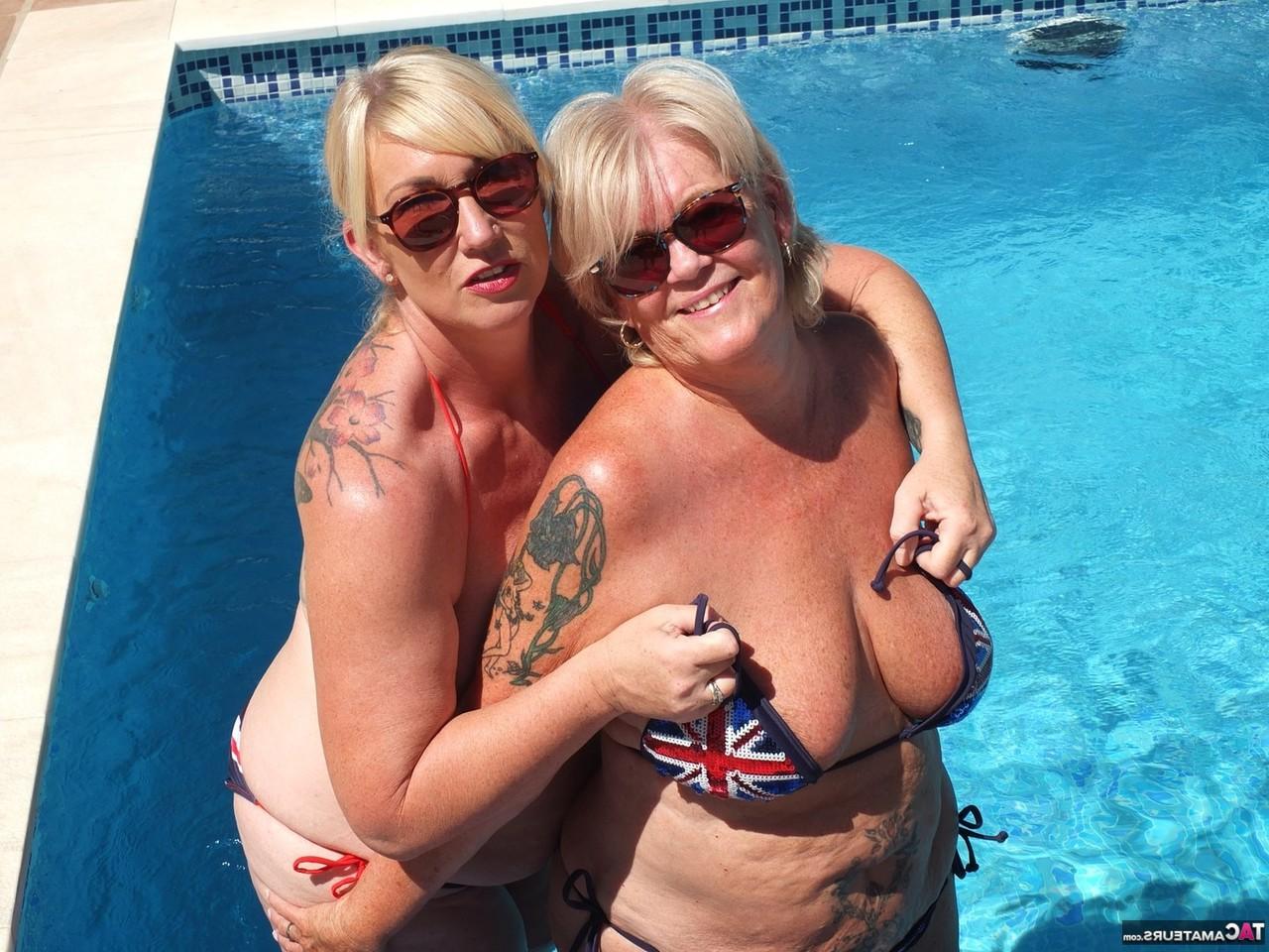 16P Lesbianas rubias maduras Randy Raz y Melody se acarician las tetas en una piscina