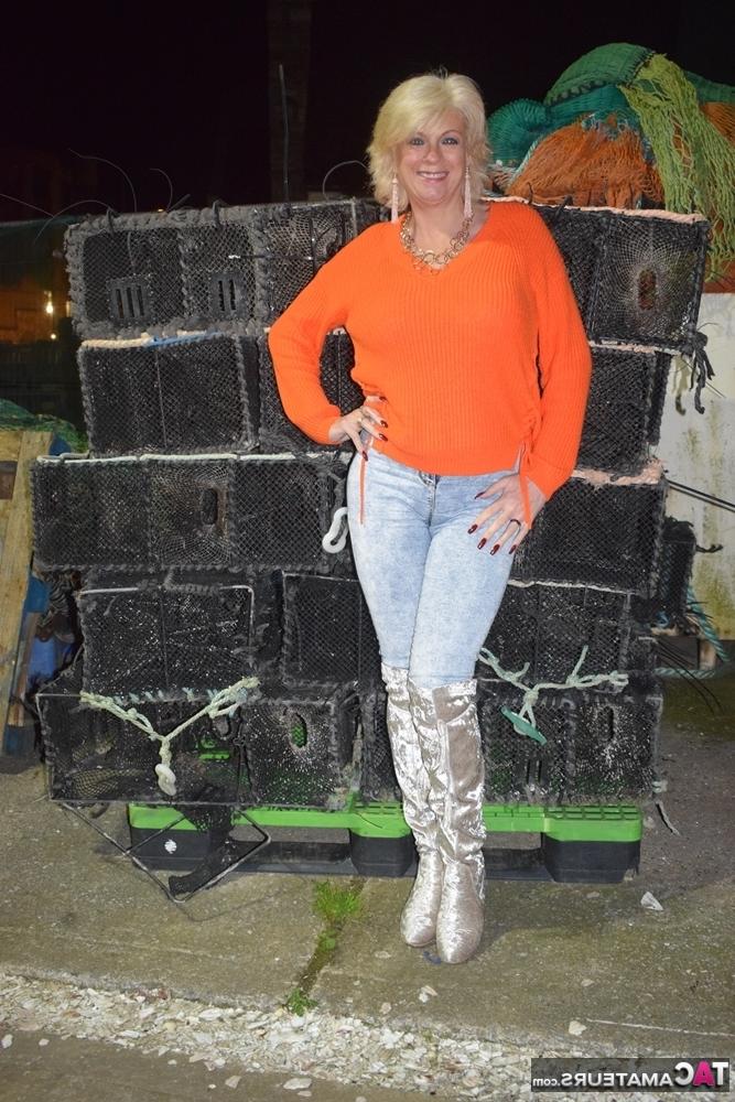 16P La rubia mayor dimonty se desnuda en una silla con botas por encima de la rodilla