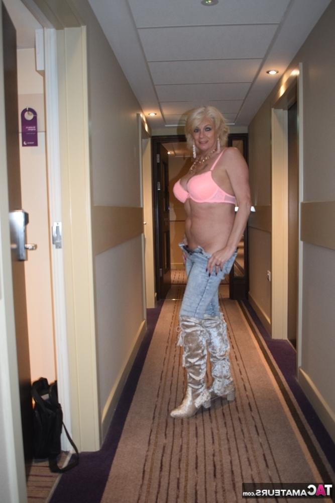 16P La rubia mayor dimonty se desnuda en una silla con botas por encima de la rodilla