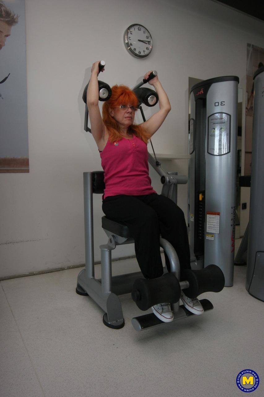 20P Lindas mulheres maduras malhando com suas roupas esportivas quentes e nuas na academia