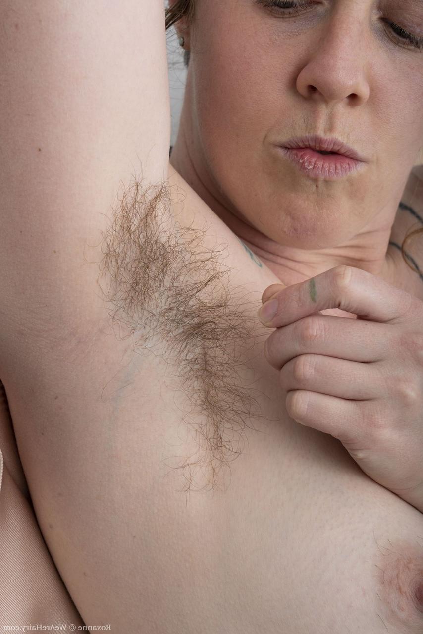 20P La madura morena roxanne muestra su coño peludo y su gran culo