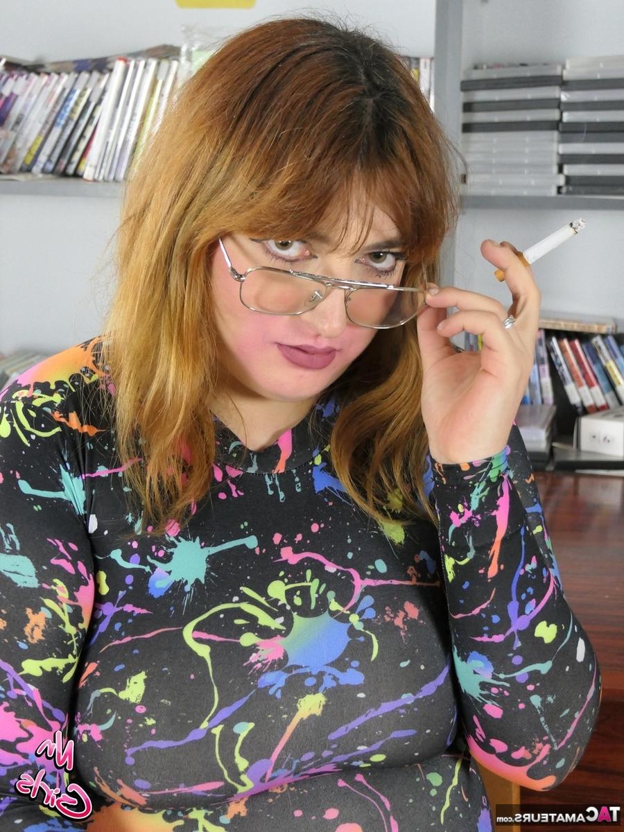 16P Mulher grossa Nn Girls mostra seus peitos e buceta enquanto fuma um cigarro
