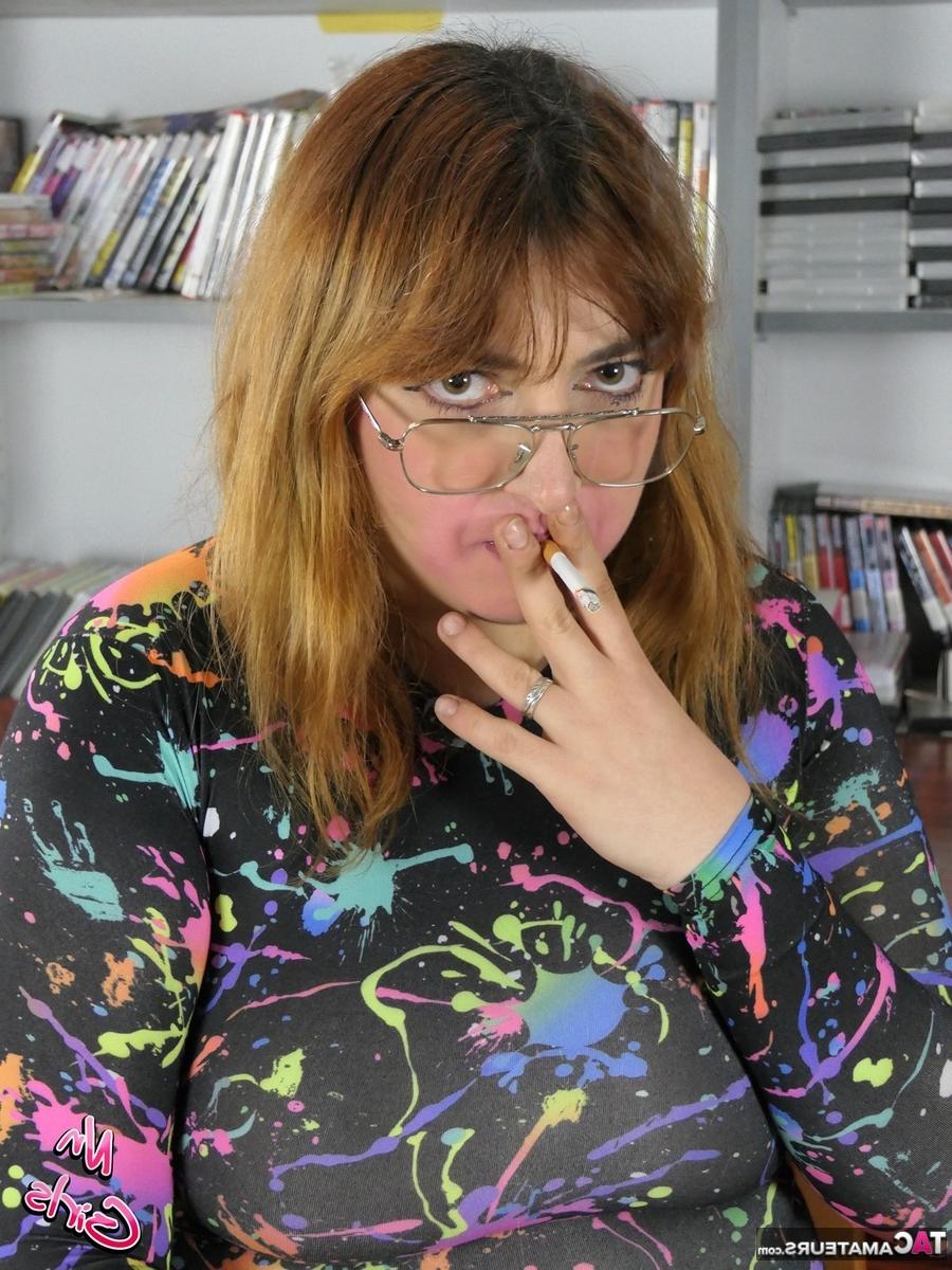 16P Mulher grossa Nn Girls mostra seus peitos e buceta enquanto fuma um cigarro