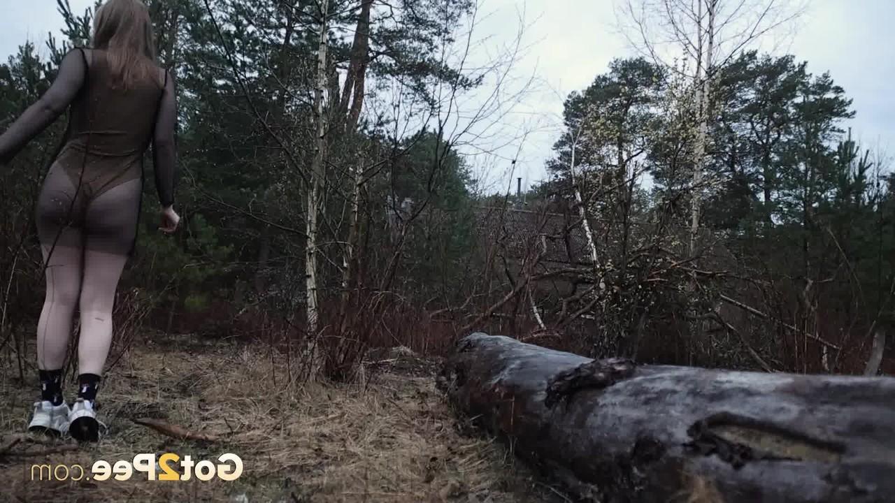 15P A loira Era mija em uma árvore derrubada com uma ventosa na boca