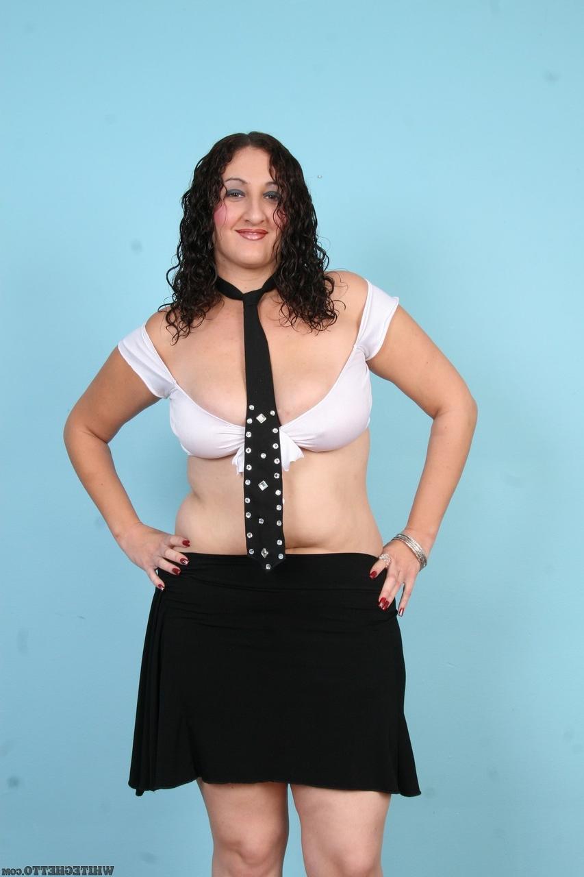 17P Sonia Glaze, une femme potelée, pose nue et montre sa chatte poilue.