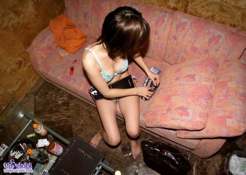 16P A adolescente japonesa Sumire vai para casa antes de ficar totalmente nua