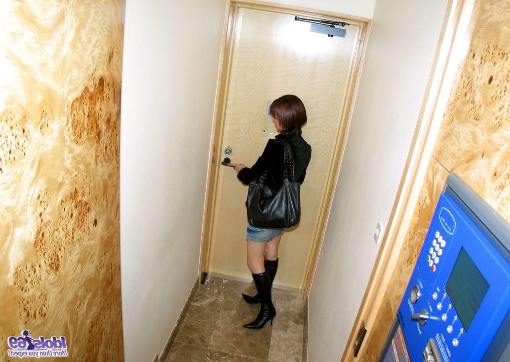16P A adolescente japonesa Sumire vai para casa antes de ficar totalmente nua