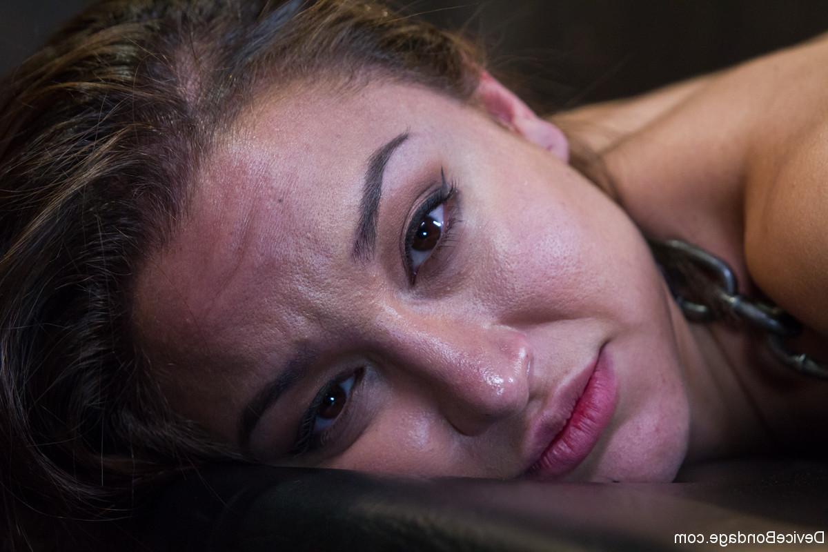 20P La sumisa desnuda Gabriella Paltrova es analizada en bondage metálico