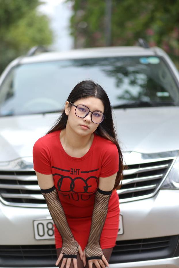 20P Das süße asiatische Babe mit Brille Natalia posiert in ihrem engen Kleid in der Öffentlichkeit