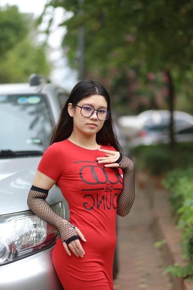 20P Das süße asiatische Babe mit Brille Natalia posiert in ihrem engen Kleid in der Öffentlichkeit