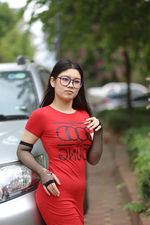 20P Das süße asiatische Babe mit Brille Natalia posiert in ihrem engen Kleid in der Öffentlichkeit