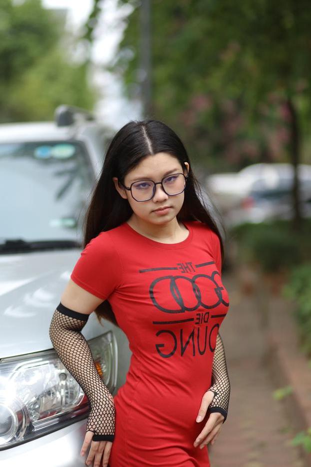 20P Das süße asiatische Babe mit Brille Natalia posiert in ihrem engen Kleid in der Öffentlichkeit