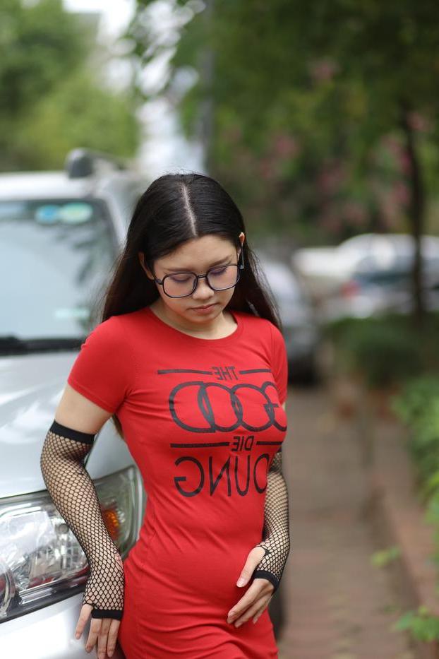 20P Das süße asiatische Babe mit Brille Natalia posiert in ihrem engen Kleid in der Öffentlichkeit