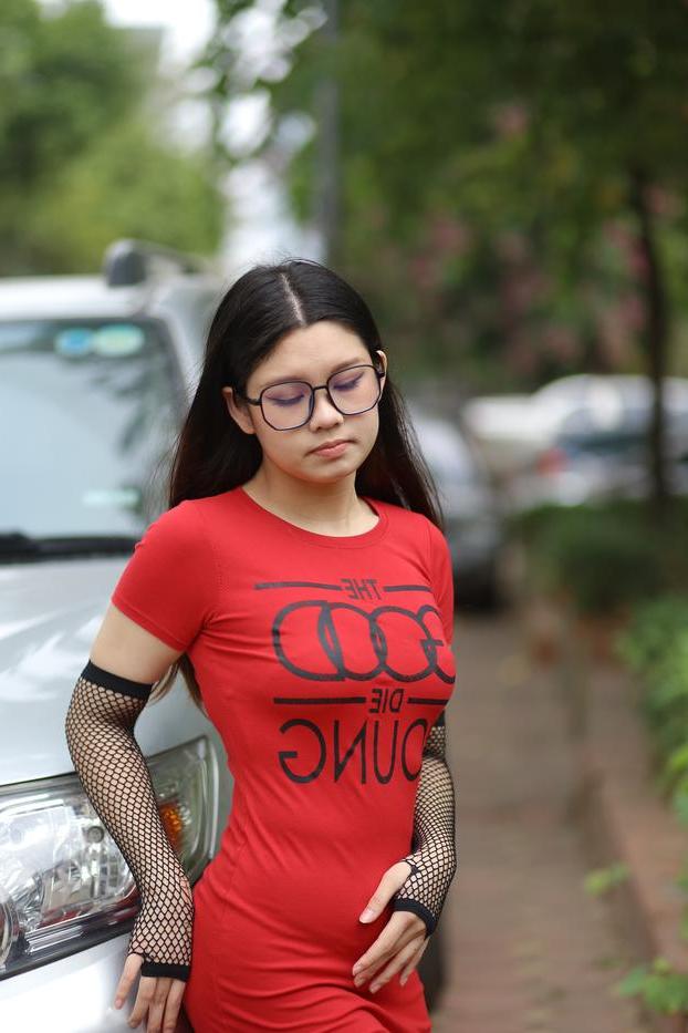 20P Das süße asiatische Babe mit Brille Natalia posiert in ihrem engen Kleid in der Öffentlichkeit
