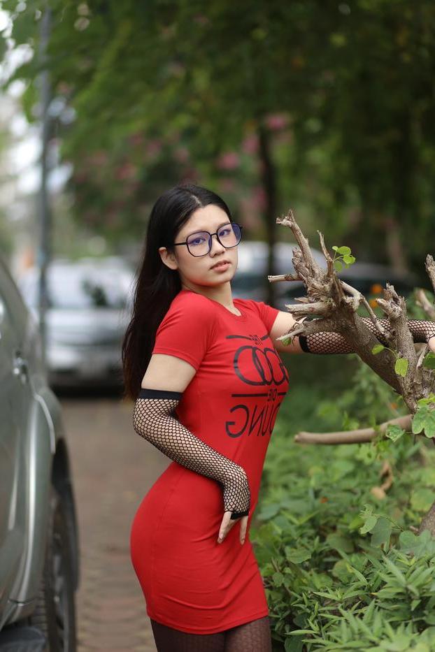 20P Das süße asiatische Babe mit Brille Natalia posiert in ihrem engen Kleid in der Öffentlichkeit