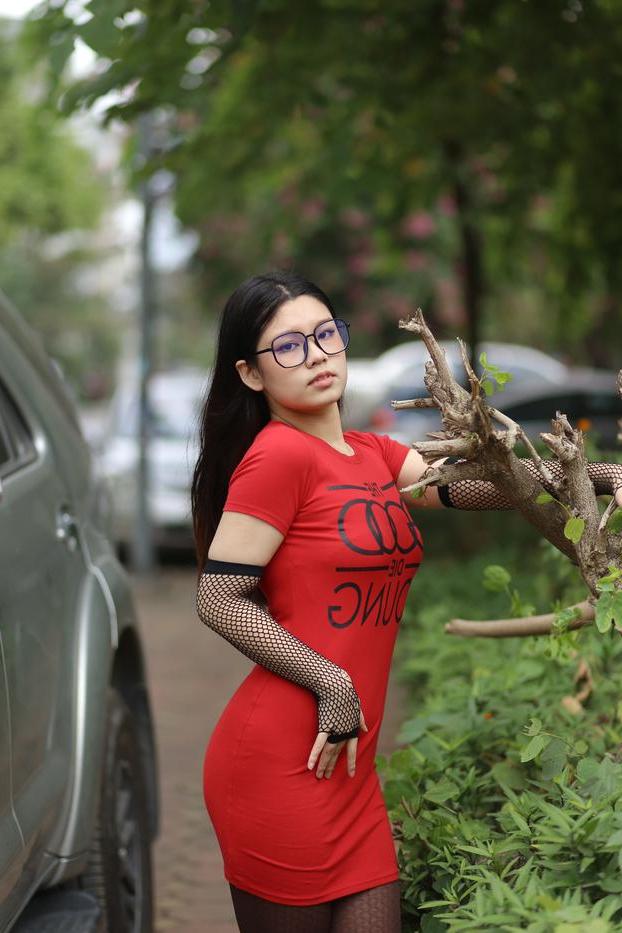 20P Das süße asiatische Babe mit Brille Natalia posiert in ihrem engen Kleid in der Öffentlichkeit