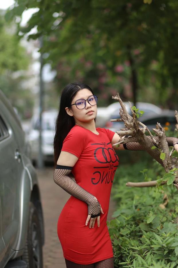 20P Das süße asiatische Babe mit Brille Natalia posiert in ihrem engen Kleid in der Öffentlichkeit
