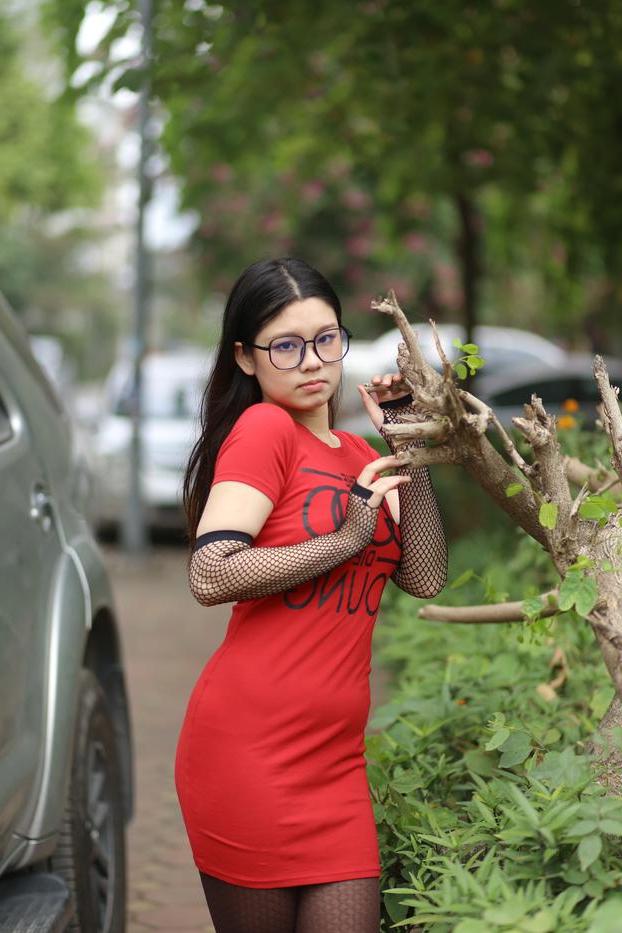 20P Das süße asiatische Babe mit Brille Natalia posiert in ihrem engen Kleid in der Öffentlichkeit