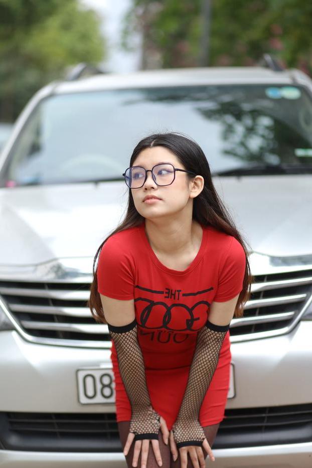 20P Das süße asiatische Babe mit Brille Natalia posiert in ihrem engen Kleid in der Öffentlichkeit