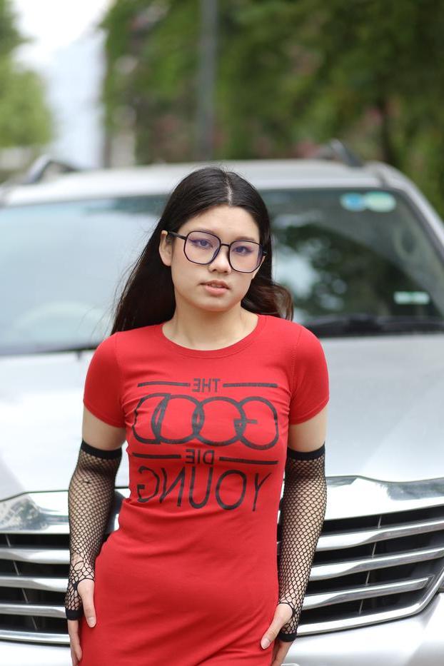 20P Das süße asiatische Babe mit Brille Natalia posiert in ihrem engen Kleid in der Öffentlichkeit