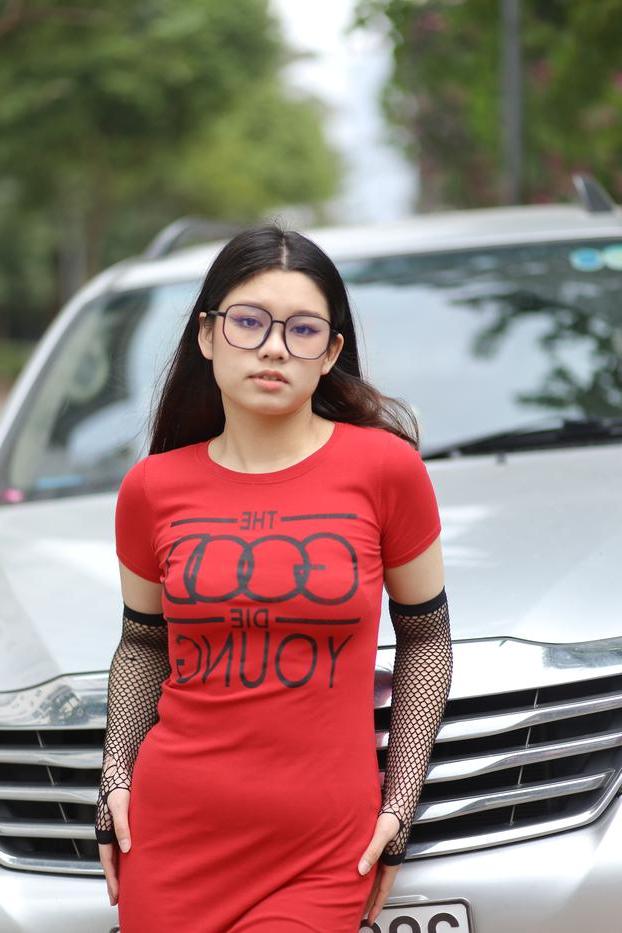 20P Das süße asiatische Babe mit Brille Natalia posiert in ihrem engen Kleid in der Öffentlichkeit