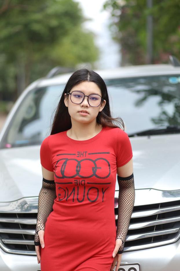 20P Das süße asiatische Babe mit Brille Natalia posiert in ihrem engen Kleid in der Öffentlichkeit