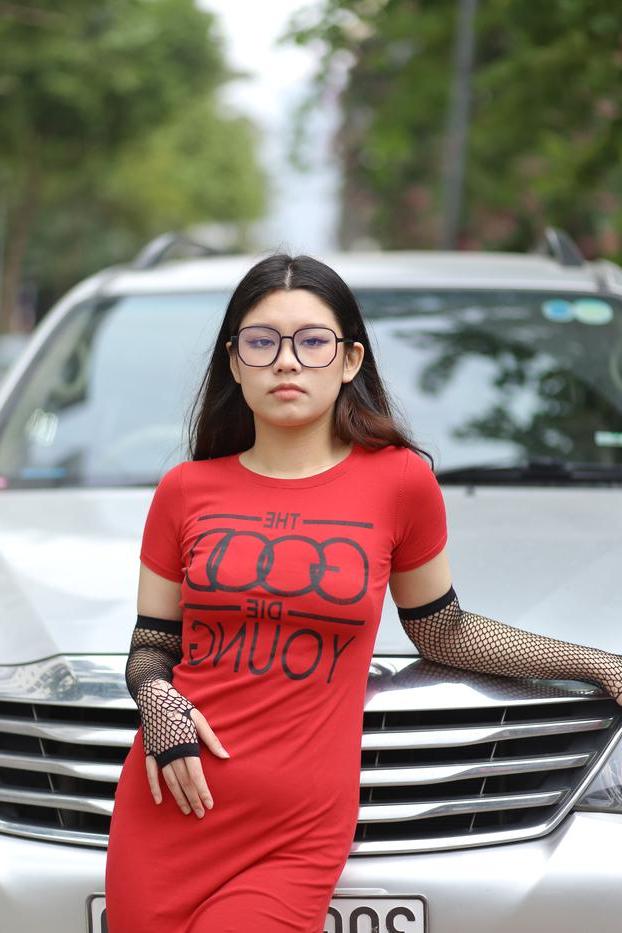 20P Das süße asiatische Babe mit Brille Natalia posiert in ihrem engen Kleid in der Öffentlichkeit