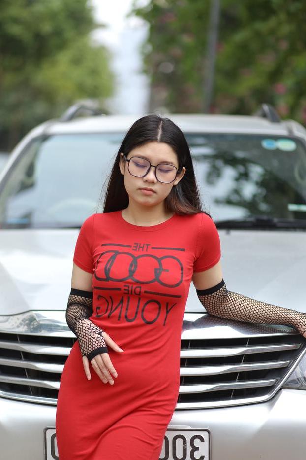20P Das süße asiatische Babe mit Brille Natalia posiert in ihrem engen Kleid in der Öffentlichkeit