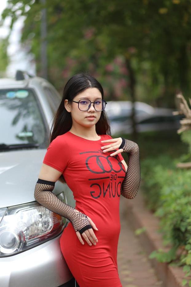 20P Das süße asiatische Babe mit Brille Natalia posiert in ihrem engen Kleid in der Öffentlichkeit