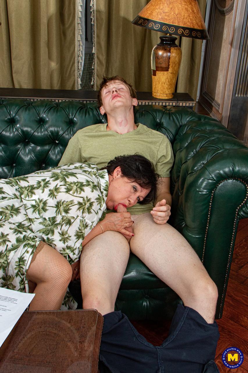 20P Die kurvige Amateurdame Nata gibt ihrem jungen Neffen einen erstklassigen Blowjob
